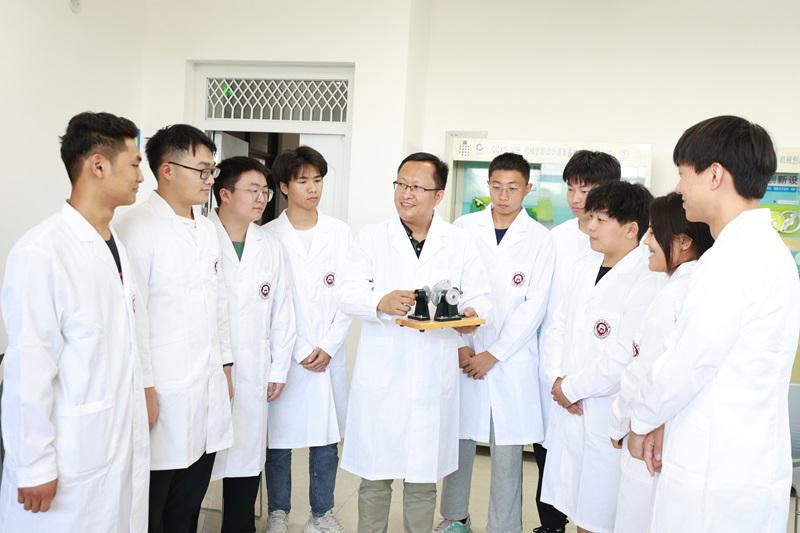 郑州z6mg中国区官网入口：工学院教师刘剑荣获河南省教科文卫体系统“工匠人才”称号